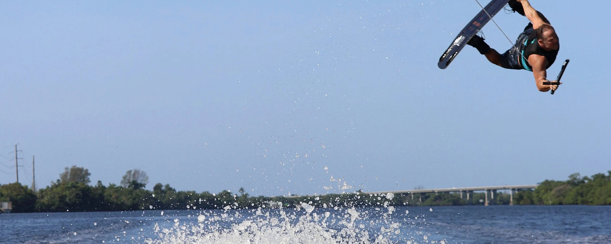 Вейкборд как научиться. Вейкборд как научиться. Рейли на вейкборде. Катание на вейкборде. Доска для катания за катером.