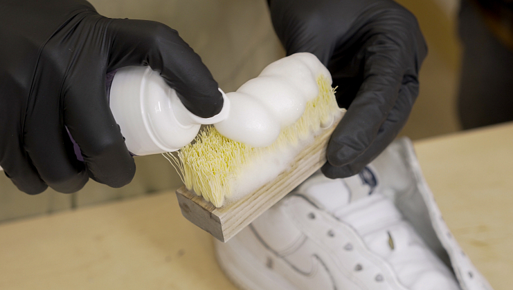 Чистка, пропитка и сушка. Средства по уходу за обувью.