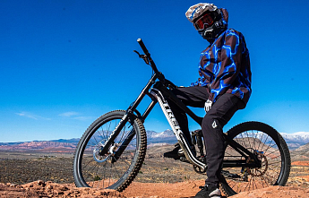 VOLCOM’S FA SERIES: ХУДОЖНИК ТРЭВИС СПИНКС