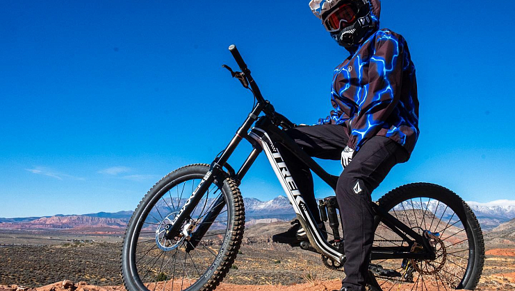 VOLCOM’S FA SERIES: ХУДОЖНИК ТРЭВИС СПИНКС