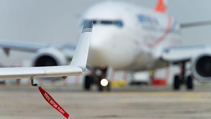 КУЛЬТУРНЫЙ КОД: КРАСНАЯ ЛЕНТА ALPHA INDUSTRIES