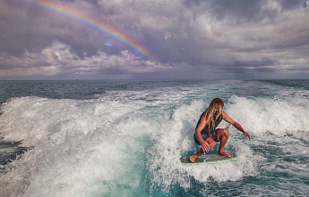 Остин Кин показывает чудеса виртуозной катки на скимборде: видео