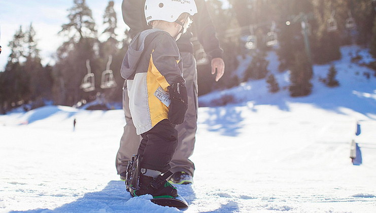 Когда лучше всего ставить малыша на сноуборд?