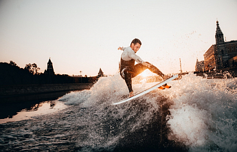 Ночной вейксерф под звездами Кремля: история в фотографиях