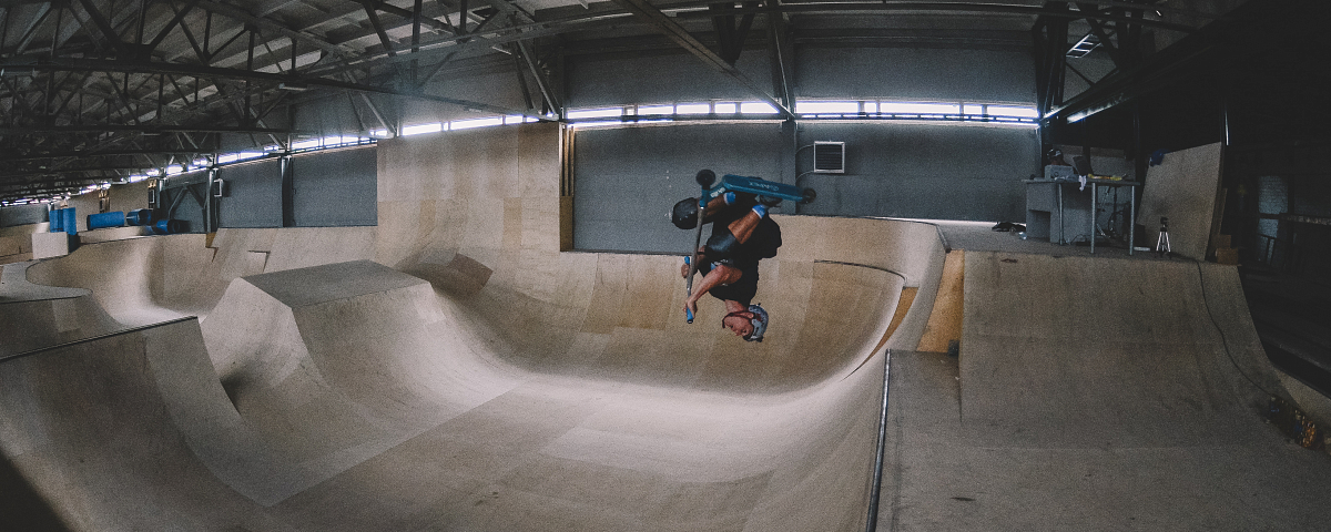 Крытый скейт парк сокольники. Скейт парк в москве алтуфьево. Скейт парк кураж в москве. Закрытый скейт парк в москве для самокатов. Закрытый скейт парк в москве для самокатов.